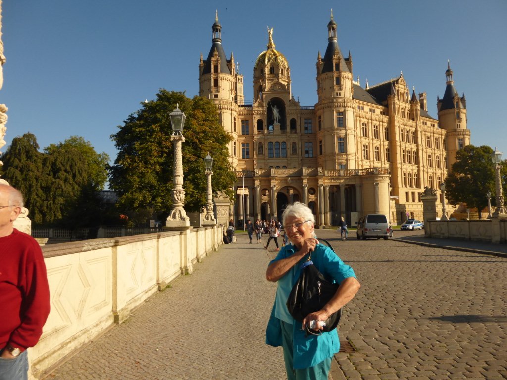 Reseleiterin Halo Saibold vor dem Schweriner Wasserschloss